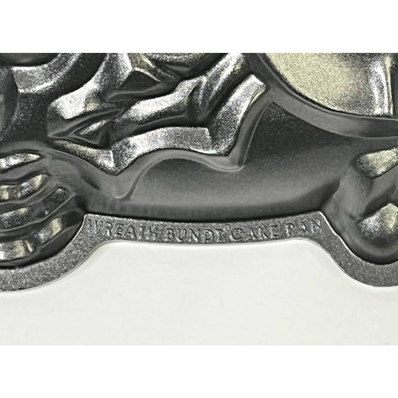 Nordic Ware Wreath Bundt Cake Pan - Picture 3 of 6